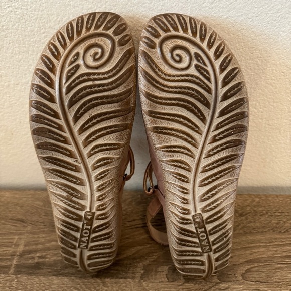 Naot Rari Flat in Mauve, Size 41 (10-10.5) - Picture 5 of 7